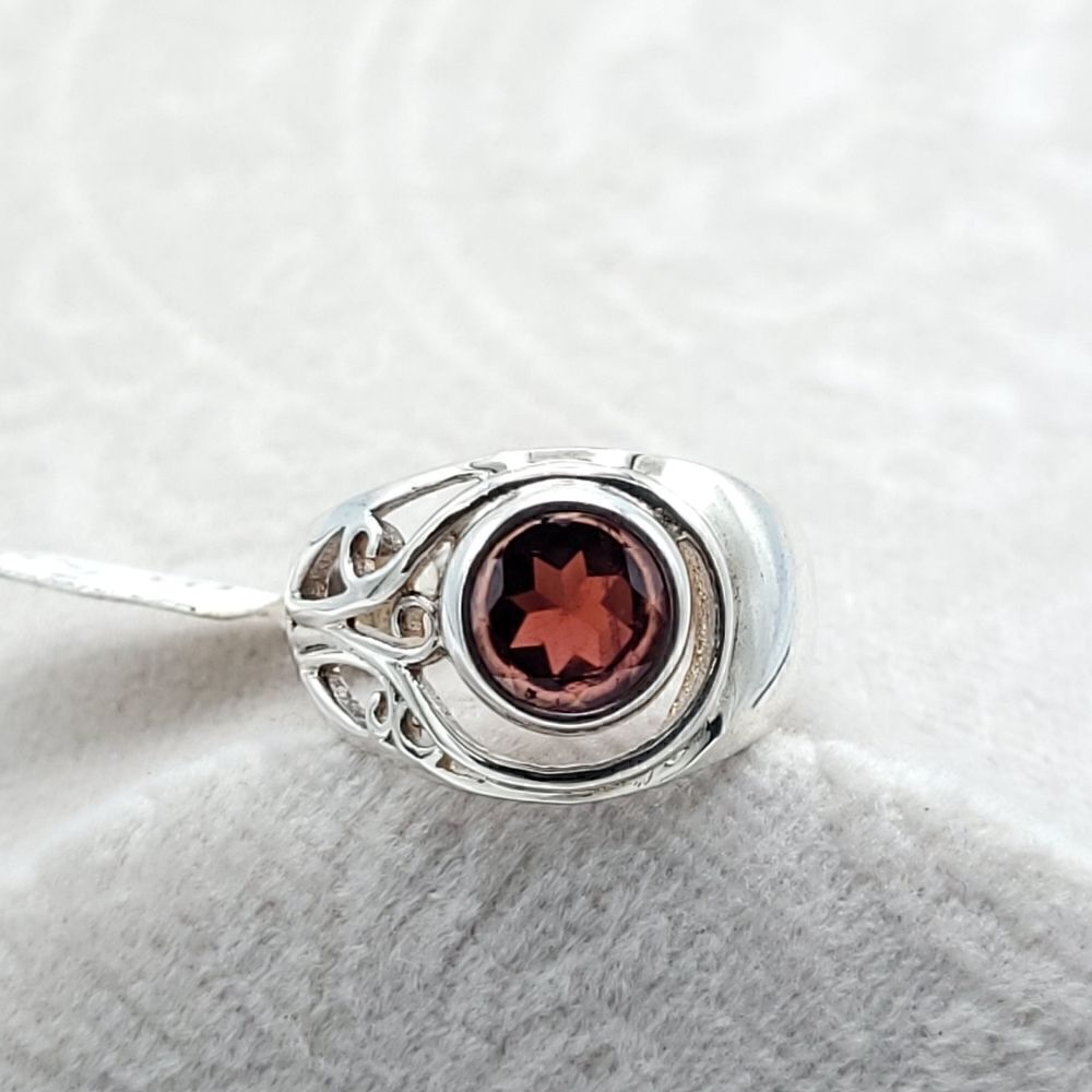 𝅺Garnet ring
